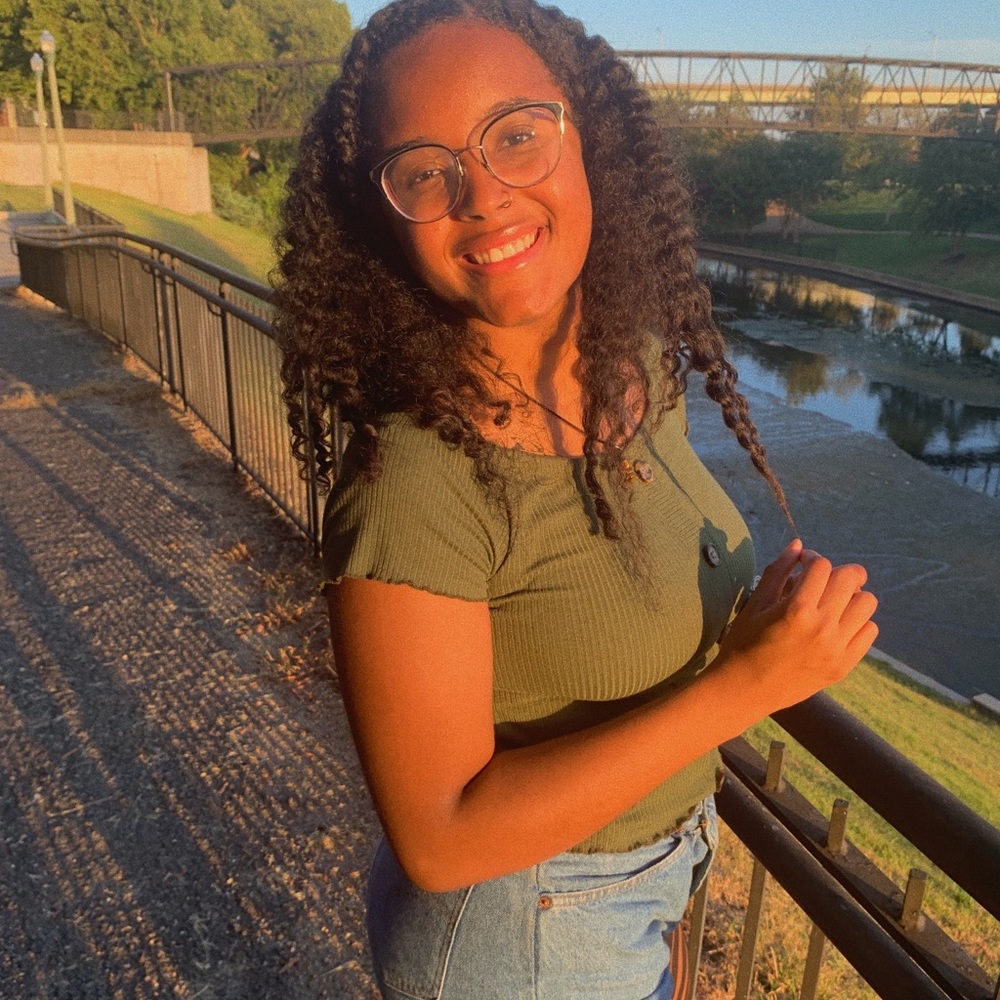 Meet your Posher, • d e s t